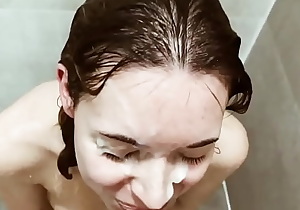 Step-Sister takes sneaky facial in the Shower - AMATEURLEAKS