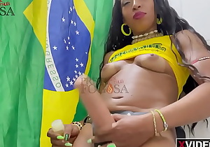 Travesti dotada novinha tocando punheta depois do jogo do Brasil