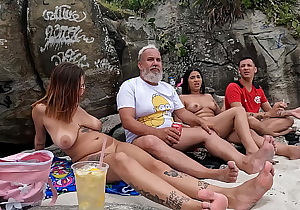 Uma galera bem descontraida na praia naturista de Abricó no Rio de Janeiro