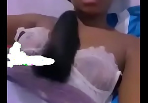 Novinha angolana deixa peitos aparecerem no vídeo