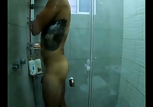 Latino enseña su verga en la ducha spycam