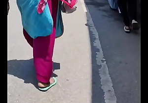 desi aunty big gaand walking in road