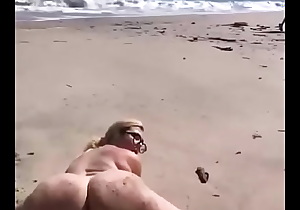 Who is this? Big ass Pawg Twerks on Beach