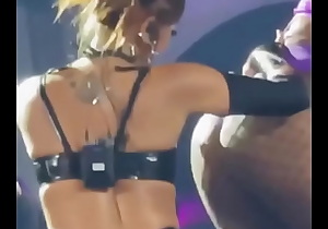 Anitta rebolando o rabão no show